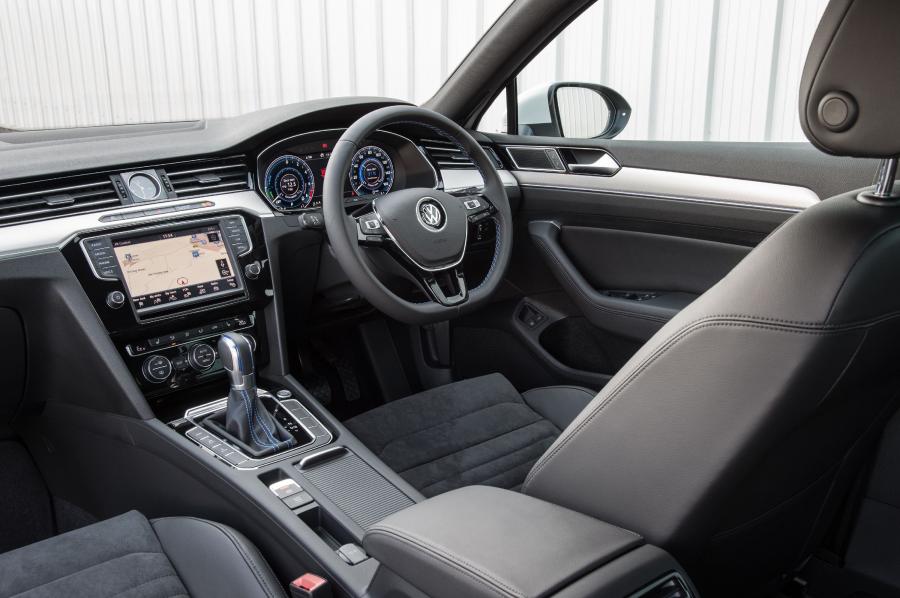 Интерьер Volkswagen Passat GTE 2016 года  (UK) (фото 26 из 34)